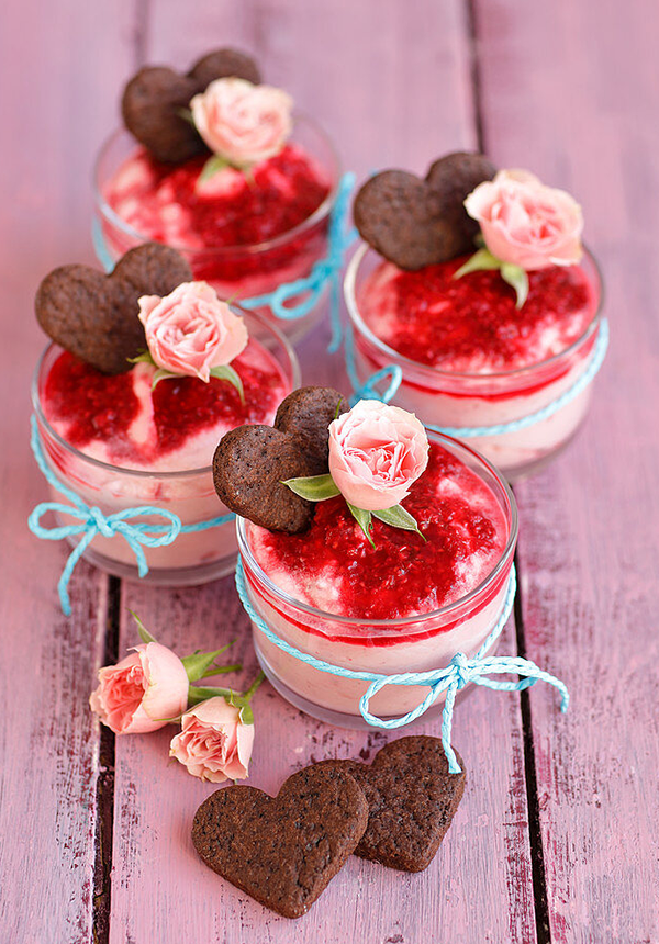 Himbeermousse in einer eleganten Schüssel, dekoriert mit frischen Himbeeren und Minzblättern.
